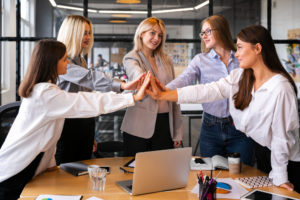 Women Meeting To Celebrate Business Success - Escritório de contabilidade no Rio de Janeiro