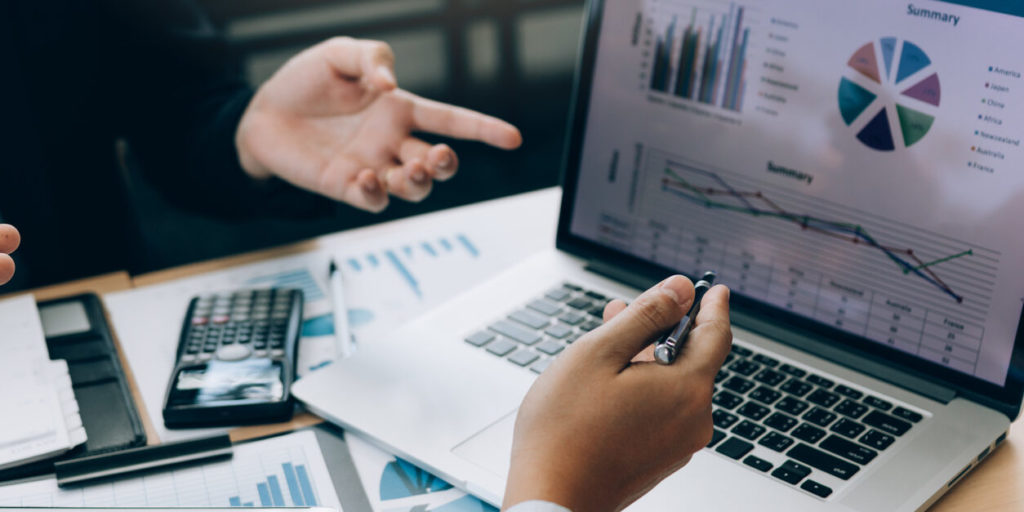 Colleagues Are Stress Talking About The Results Report And Compared With The Financial Information On The Laptop Screen. - Escritório de contabilidade no Rio de Janeiro